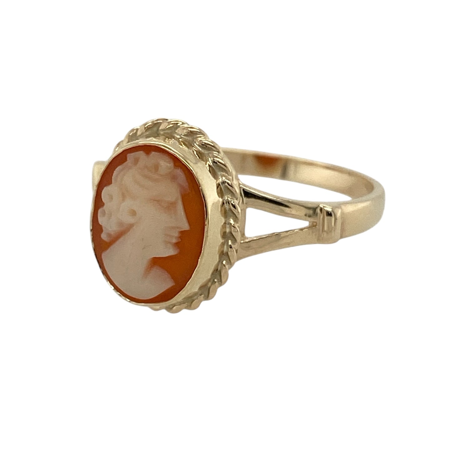 Bring vintage charm and classic elegance to your jewellery collection with this pre-owned 9ct yellow gold & cameo set ring, offering timeless style with beautiful detail.

Design: The ring features a traditional oval cameo as the focal point, framed by a decorative rope-style surround that enhances its classic and refined appearance.
Material: Made from 9-carat yellow gold, the warm polished finish beautifully complements the soft tones of the cameo and the intricate rope detailing.