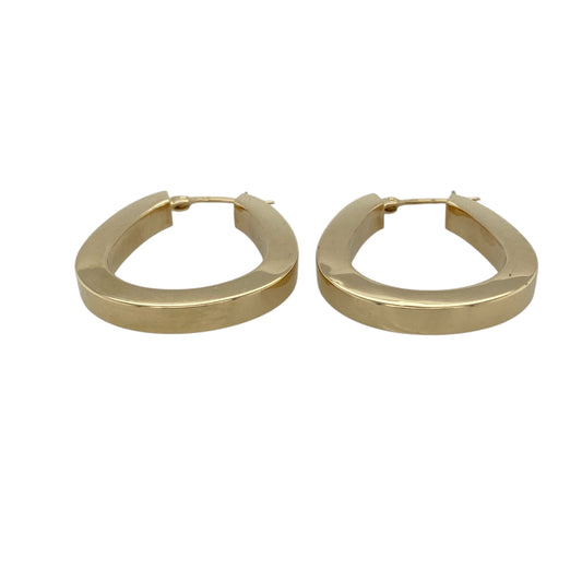 Bring sleek simplicity and timeless elegance to your jewellery collection with these pre-owned 9ct yellow gold plain teardrop oval shaped creole earrings, a classic design with graceful proportions and everyday versatility.

Design: The earrings feature a smooth, plain teardrop oval creole shape, offering a refined silhouette that elongates the look of the face while maintaining a clean, understated style.
Material: Made from 9-carat yellow gold