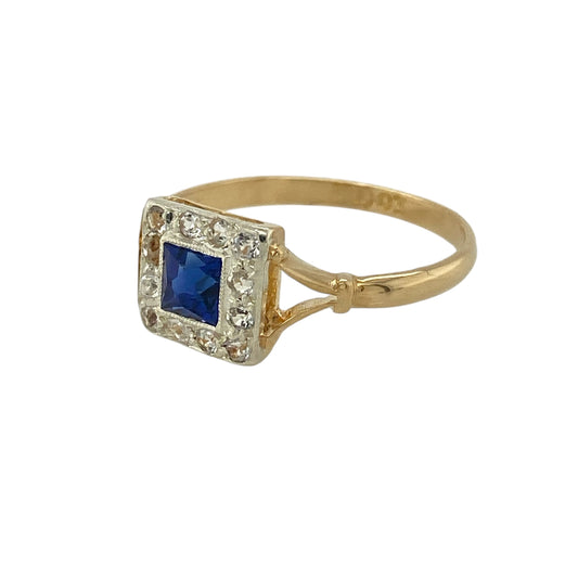Bring vintage glamour and geometric elegance to your jewellery collection with this pre-owned 18ct yellow gold diamond and sapphire set Art Deco style ring, a refined piece inspired by classic early 20th-century design.

Design: The ring showcases a square sapphire-coloured stone measuring approximately 4mm by 4mm, framed with diamond accents in a clean, geometric Art Deco style. The structured layout gives the ring a distinctive vintage character with timeless appeal.
