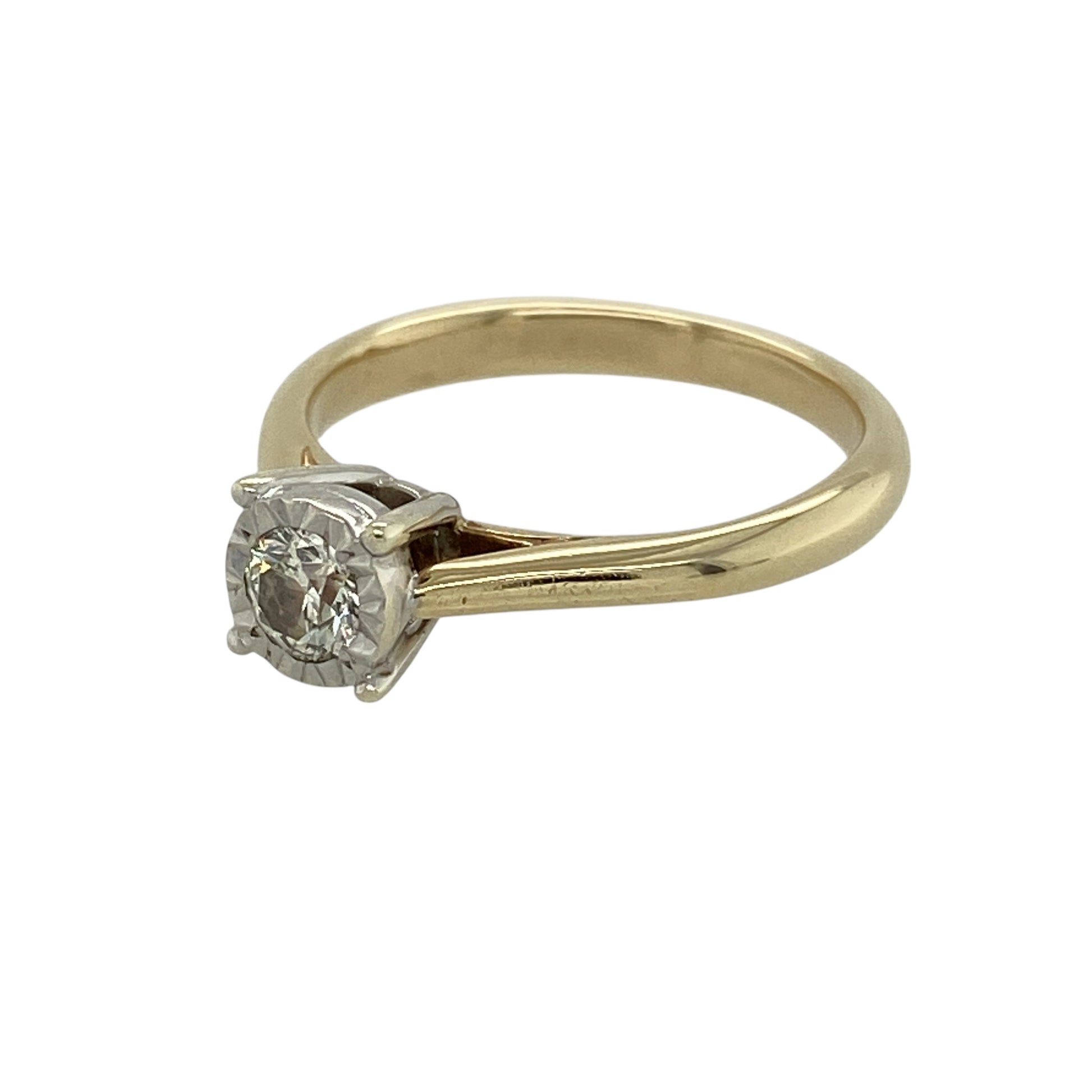 Bring classic sparkle and elegant simplicity to your jewellery collection with this pre-owned 9ct yellow gold diamond illusion set solitaire ring, a timeless design that maximises brilliance with refined style.

Design: The ring features a single diamond presented in an illusion-style setting, designed to enhance the appearance of size and sparkle while maintaining a clean, classic solitaire look.
