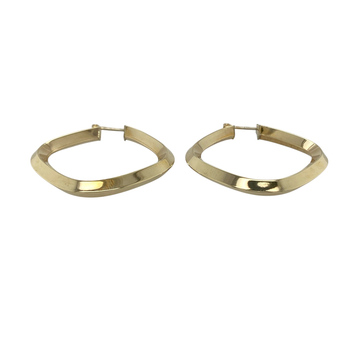 Bring modern lines and classic gold elegance to your jewellery collection with these pre-owned 9ct yellow gold square creole earrings, a contemporary twist on a timeless hoop style.

Design: The earrings feature a square-shaped creole silhouette, offering clean, angular lines that create a bold yet refined look compared to traditional round hoops.
Material: Made from 9-carat yellow gold, the warm polished finish enhances the sleek geometry and timeless appeal of the design.