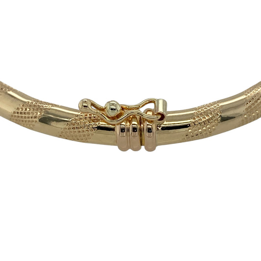 Bring refined texture and classic elegance to your jewellery collection with this pre-owned 9ct yellow gold striped hinged bangle, a stylish piece designed for effortless everyday wear.

Design: The bangle features a striped pattern across its surface, adding subtle texture and visual interest to its clean, polished form. With a slim width of approximately 4mm, it offers an elegant and understated profile on the wrist.