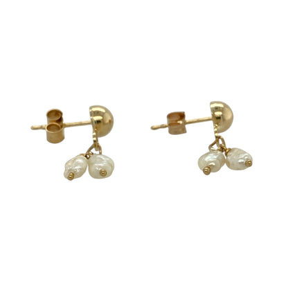 Bring natural elegance and subtle movement to your jewellery collection with these pre-owned 9ct yellow gold nugget pearl set drop earrings, a delicate design that celebrates organic beauty and timeless style.

Design: Each earring features two nugget-style pearls in a drop formation, creating gentle movement and a unique, organic look.
Material: Made from polished 9-carat yellow gold, the warm tone complements the soft lustre and natural shape of the pearls.