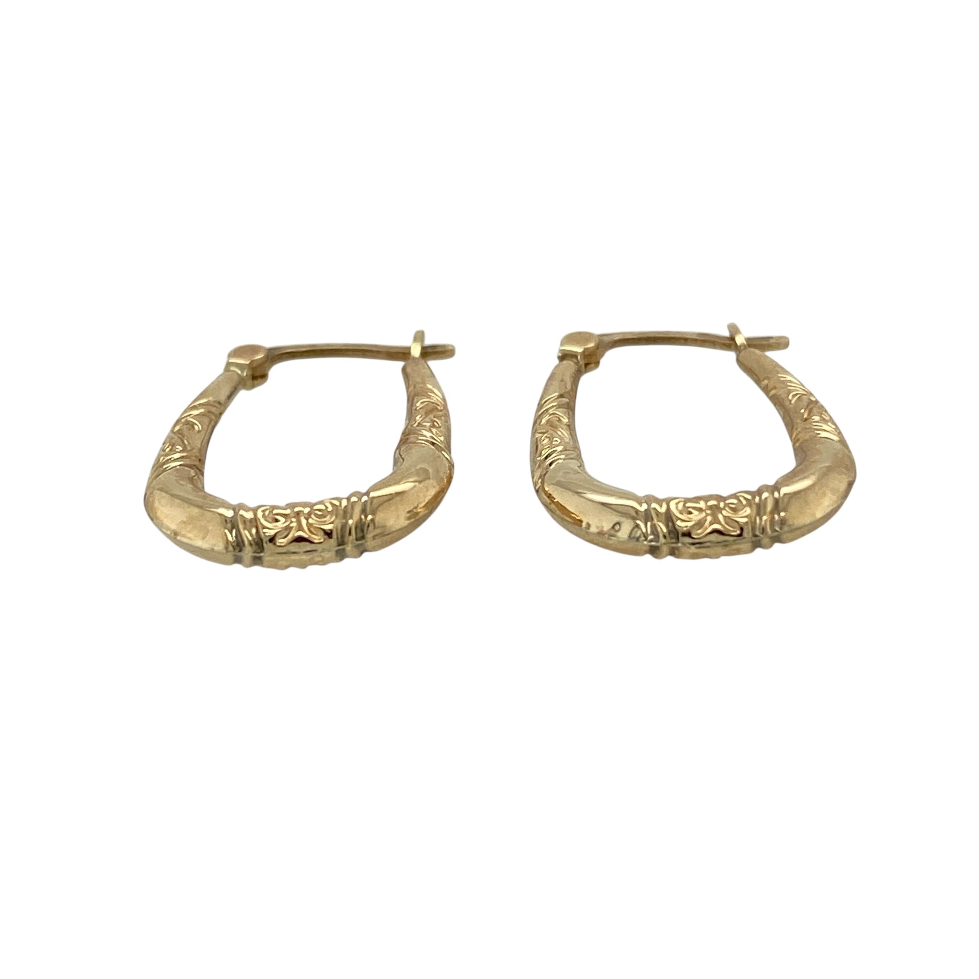 Bring subtle texture and classic style to your jewellery collection with these pre-owned 9ct yellow gold patterned oval creole earrings, a lightweight design with timeless appeal.

Design: The earrings feature an oval creole shape with a patterned finish, adding visual interest while maintaining a clean and elegant profile.
Material: Made from polished 9-carat yellow gold, the warm tone enhances the textured detailing and classic silhouette.