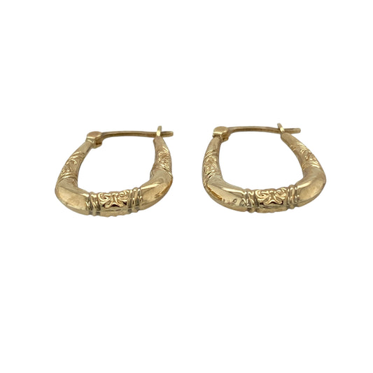 Bring subtle texture and classic style to your jewellery collection with these pre-owned 9ct yellow gold patterned oval creole earrings, a lightweight design with timeless appeal.

Design: The earrings feature an oval creole shape with a patterned finish, adding visual interest while maintaining a clean and elegant profile.
Material: Made from polished 9-carat yellow gold, the warm tone enhances the textured detailing and classic silhouette.