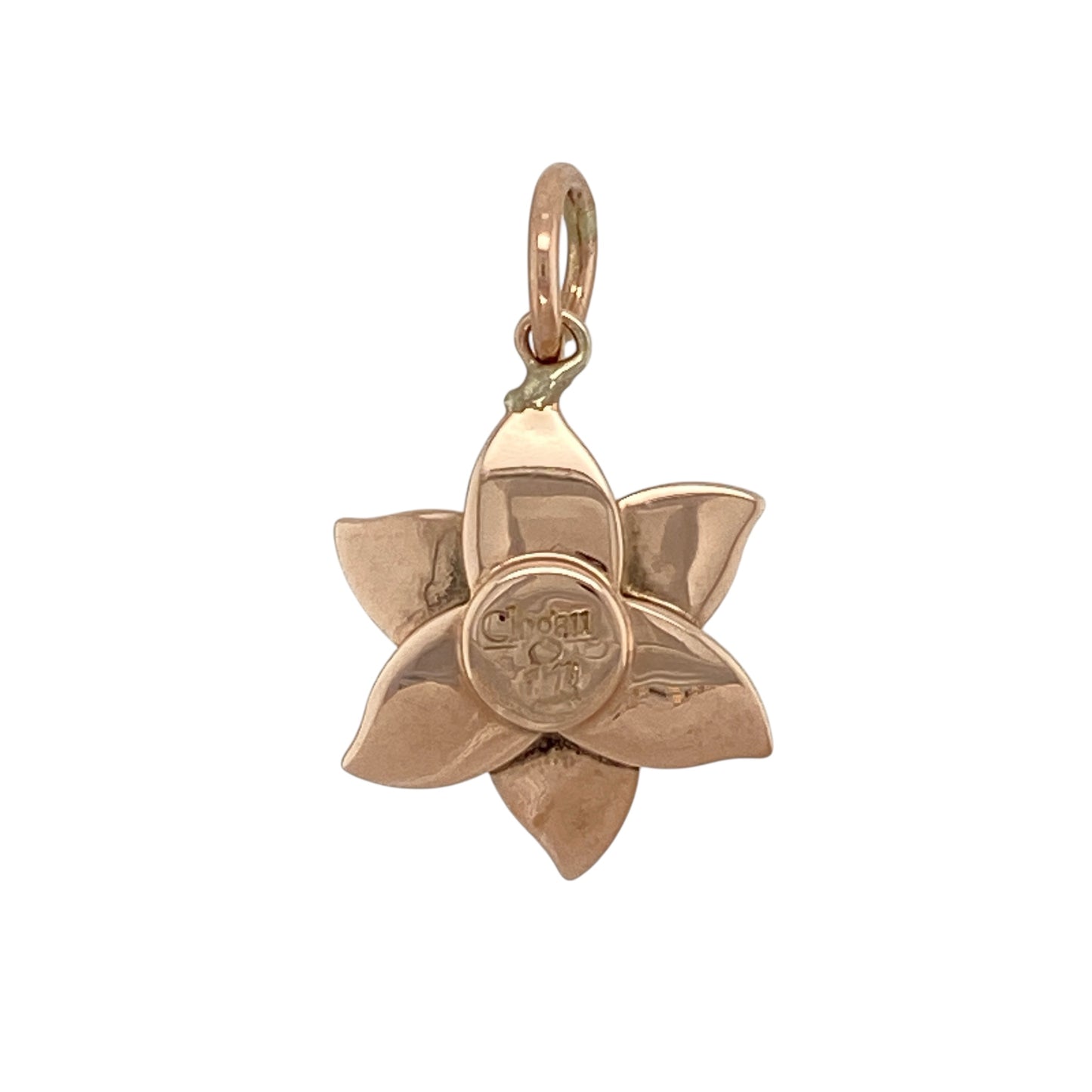 Bring floral elegance and Welsh-inspired symbolism to your jewellery collection with this pre-owned 9ct rose gold Clogau daffodil pendant, a beautifully meaningful design from Clogau.

Design: The pendant features the iconic daffodil motif, a symbol of renewal and national pride, presented in a graceful and elegant form.
Material: Made from polished 9-carat rose gold, the soft pink tone adds warmth and enhances the delicate floral detailing.