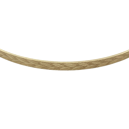 Bring classic style and everyday elegance to your jewellery collection with this pre-owned 9ct yellow solid gold patterned bangle, a timeless piece with refined detailing.

Design: The bangle features a patterned finish across a slim 3mm wide band, adding subtle texture and visual interest while maintaining a clean, elegant look.
Material: Made from solid polished 9-carat yellow gold, the warm tone enhances the patterned detailing and classic appeal of the piece.