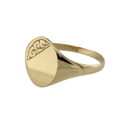 Bring classic style and subtle detailing to your jewellery collection with this pre-owned 9ct yellow gold patterned corner oval signet ring, a refined design with timeless appeal.

Design: The ring features an oval signet face with patterned corner detailing, with the front measuring 13mm high for a balanced and elegant presence.
Material: Made from polished 9-carat yellow gold, the warm tone enhances the clean lines and decorative accents of the design.