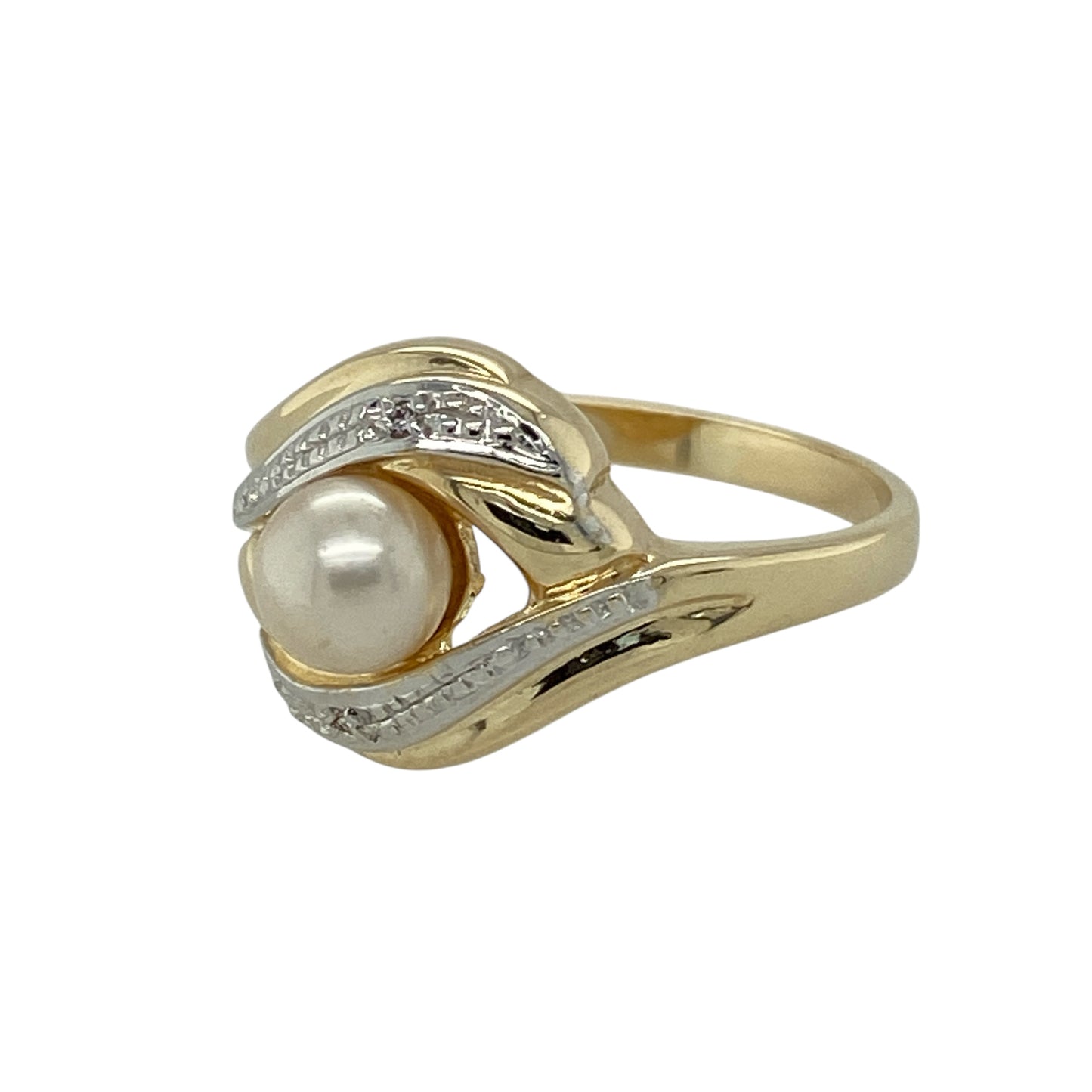 Bring classic elegance and soft contrast to your jewellery collection with this pre-owned 9ct yellow and white gold diamond & pearl set ring, a refined design that blends timeless materials with graceful detail.

Design: The ring features a central pearl measuring 6mm in diameter, complemented by diamond accents that add subtle sparkle and enhance the elegant composition.