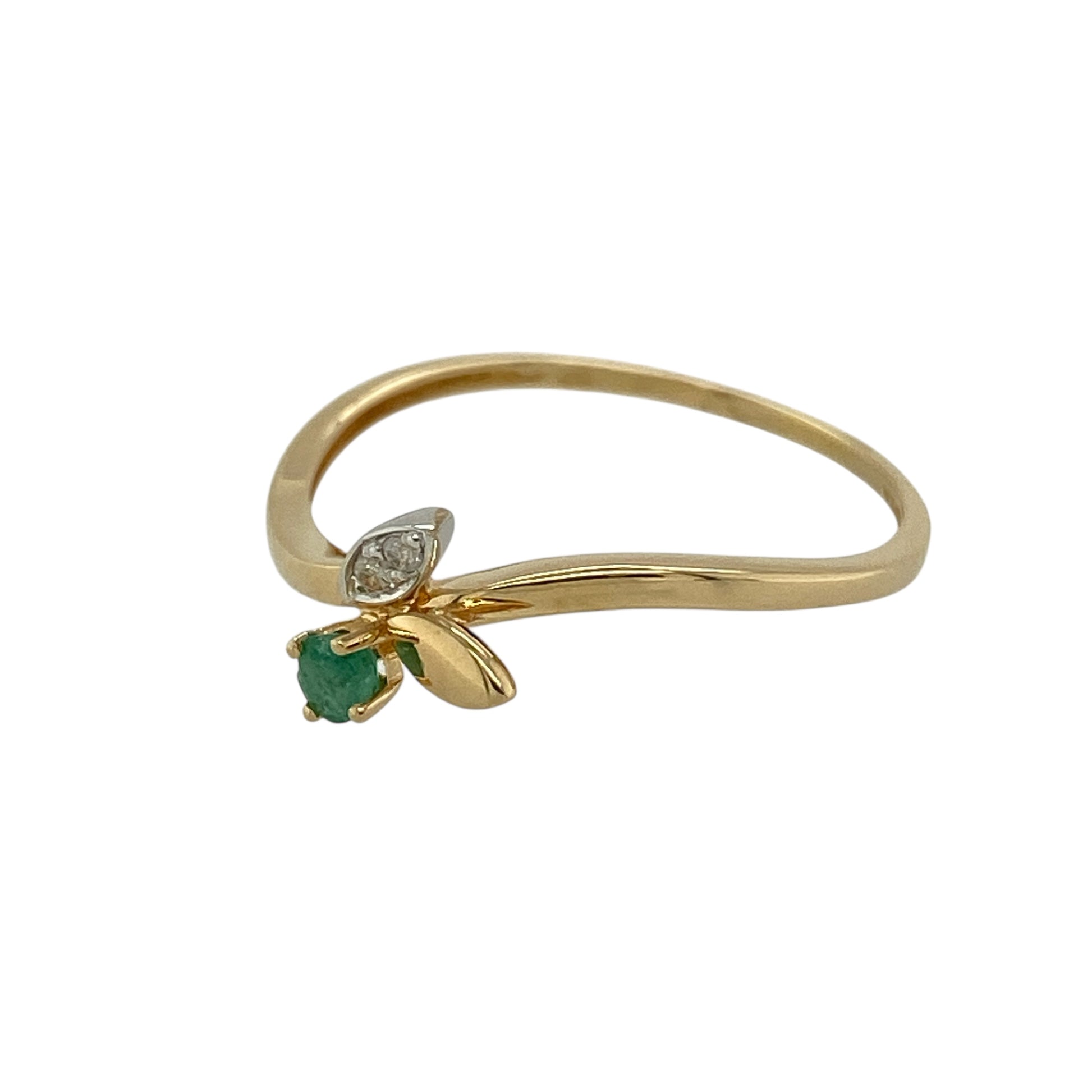 Bring nature-inspired elegance and refined colour to your jewellery collection with this pre-owned 18ct yellow gold diamond & emerald set leaf style twist ring, a delicate design with timeless charm.

Design: The ring features a graceful leaf-inspired twist design, accented with a vibrant emerald measuring approximately 2.5mm in diameter, complemented by diamond details for subtle sparkle.