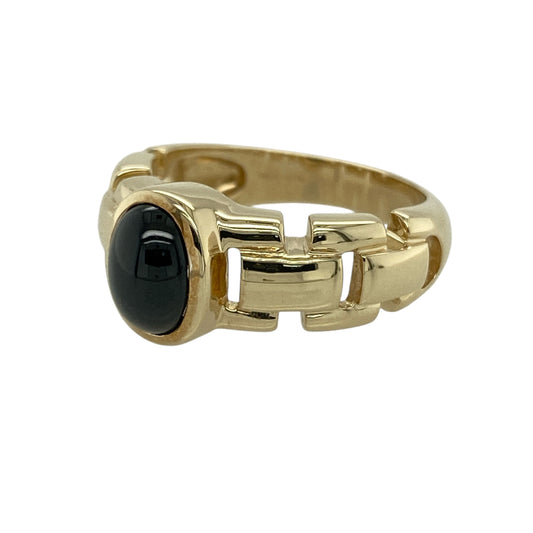 Bring bold contrast and distinctive design to your jewellery collection with this pre-owned 9ct yellow gold onyx set solitaire ring, a striking piece with strong character.

Design: The ring features an oval onyx stone measuring 8mm by 6mm, creating a sleek and dramatic focal point. The shoulders and band are styled in a watch strap–inspired design, adding unique texture and visual interest.