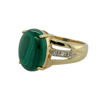 Bring bold natural beauty and refined sparkle to your jewellery collection with this pre-owned 9ct yellow gold malachite & white topaz set ring, a striking design with rich colour and elegant detail.

Design: The ring features an oval malachite stone measuring 13mm by 10mm, showcasing distinctive green banding and natural character, surrounded by white topaz stones that add radiant sparkle and definition.