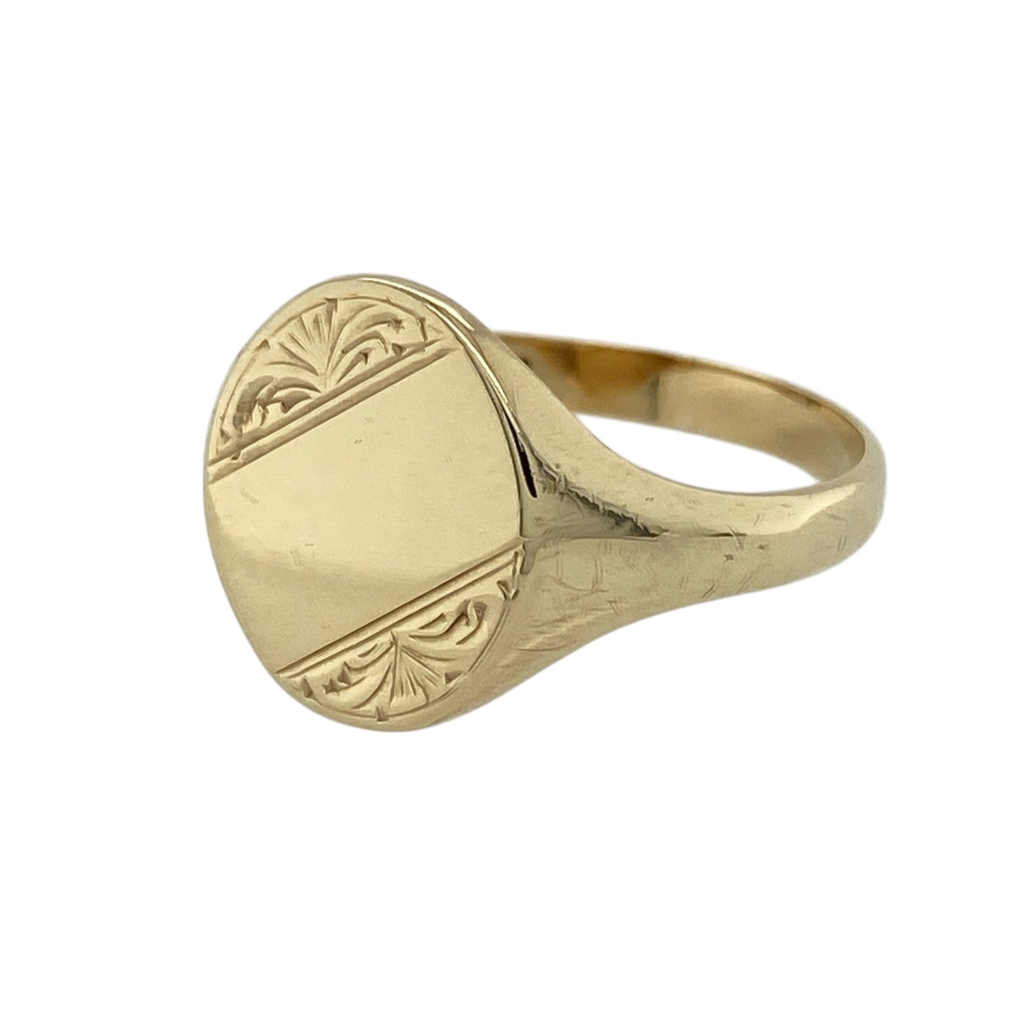 Bring classic style and subtle detailing to your jewellery collection with this pre-owned 9ct yellow gold patterned oval signet ring, a timeless design with refined character.

Design: The ring features an oval signet face with a patterned finish, with the front measuring 13mm high for a balanced and elegant presence.
Material: Made from polished 9-carat yellow gold, the warm tone enhances the decorative patterning and traditional signet profile.