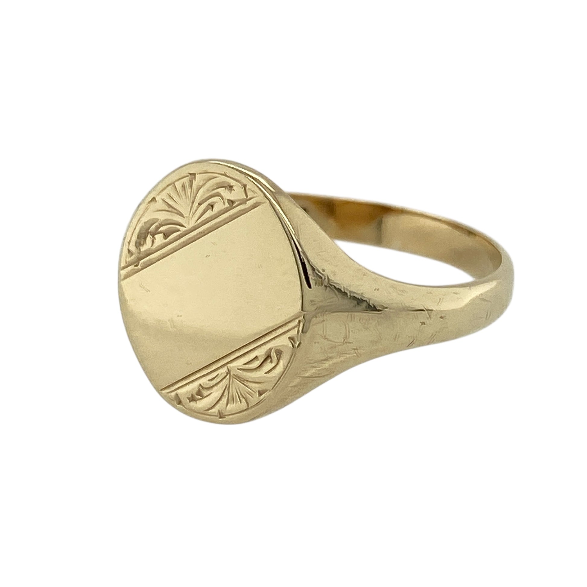 Bring classic style and subtle detailing to your jewellery collection with this pre-owned 9ct yellow gold patterned oval signet ring, a timeless design with refined character.

Design: The ring features an oval signet face with a patterned finish, with the front measuring 13mm high for a balanced and elegant presence.
Material: Made from polished 9-carat yellow gold, the warm tone enhances the decorative patterning and traditional signet profile.