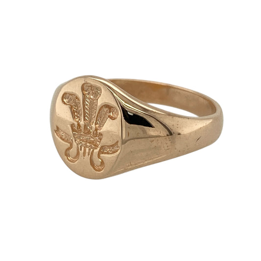 Bring heritage-inspired symbolism and refined elegance to your jewellery collection with this pre-owned 9ct rose gold Welsh Three Feathers oval signet ring, a distinctive piece rich in tradition and character.

Design: The ring features an oval signet face engraved with the iconic Welsh Three Feathers motif, with the front measuring 12mm high for a balanced and elegant presence.