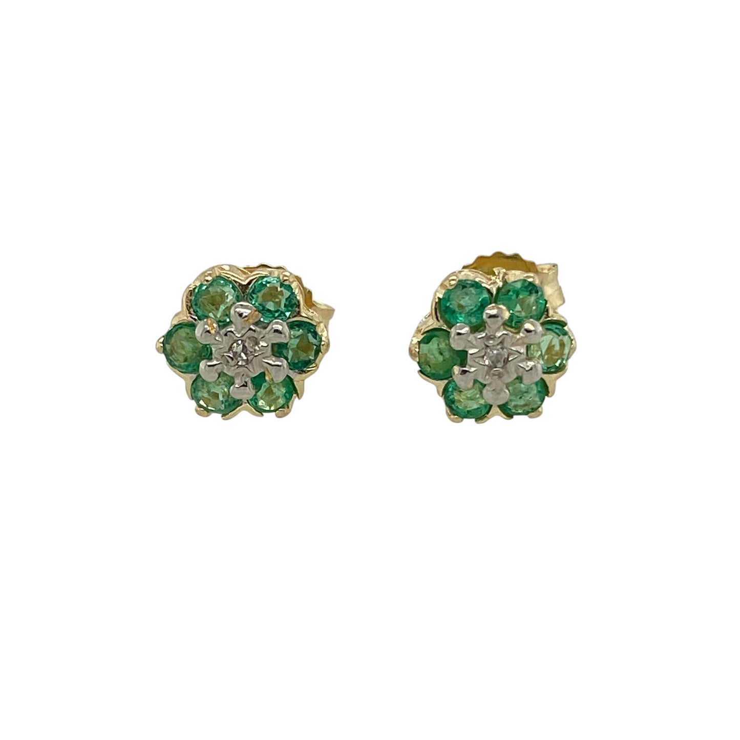 Bring fresh colour and delicate sparkle to your jewellery collection with these pre-owned 9ct yellow gold diamond & emerald set flower cluster stud earrings, a timeless floral design with elegant charm.

Design: Each stud features a flower cluster arrangement with a small diamond at the centre, surrounded by round emerald stones that create a vibrant green halo.