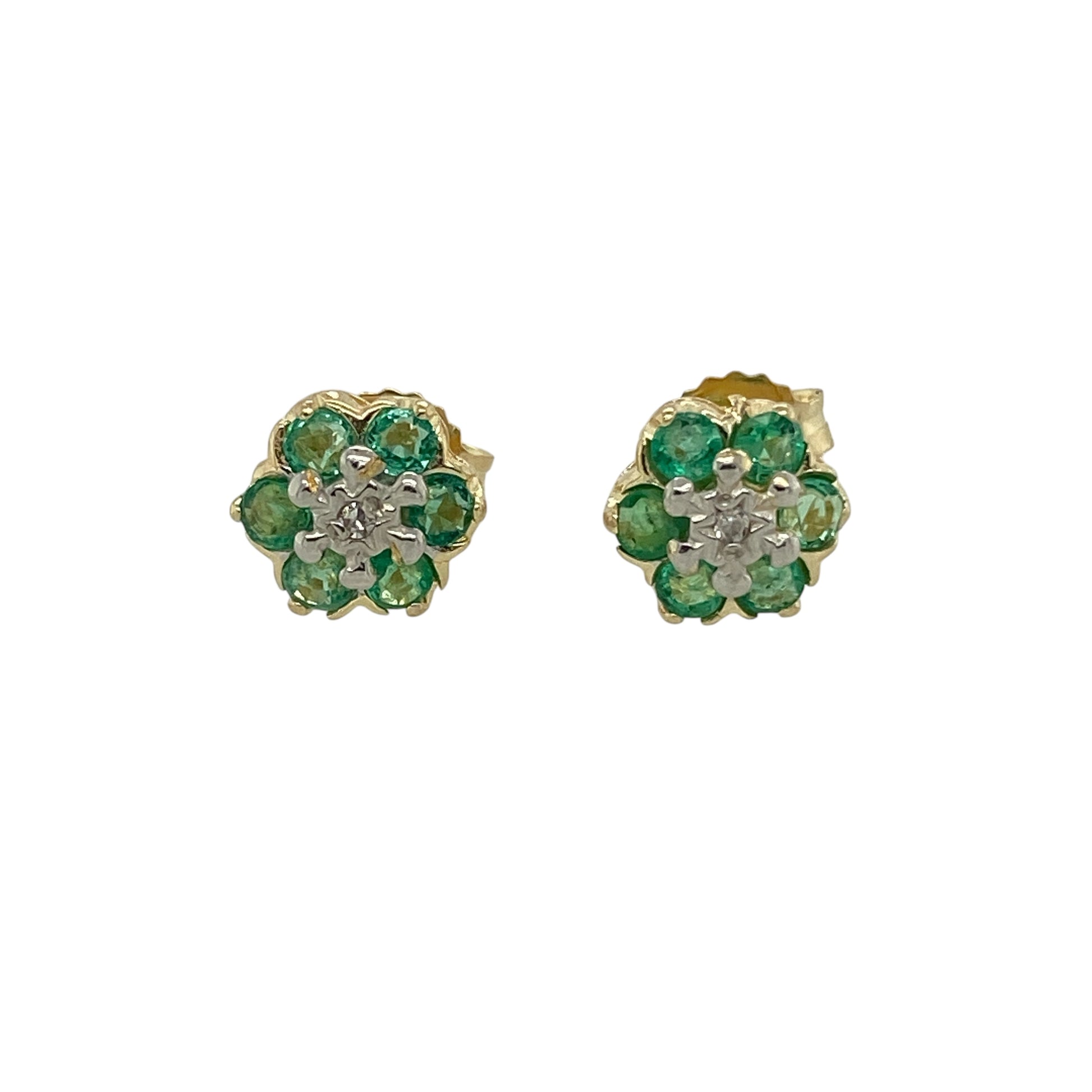 Bring fresh colour and delicate sparkle to your jewellery collection with these pre-owned 9ct yellow gold diamond & emerald set flower cluster stud earrings, a timeless floral design with elegant charm.

Design: Each stud features a flower cluster arrangement with a small diamond at the centre, surrounded by round emerald stones that create a vibrant green halo.