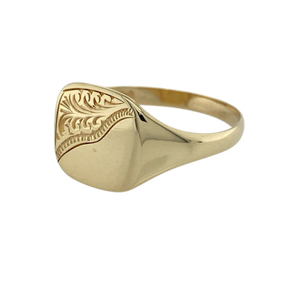 Bring classic style and subtle character to your jewellery collection with this pre-owned 9ct yellow gold patterned corner square signet ring, a timeless design with refined detailing.

Design: The ring features a square signet face with patterned corner detailing, creating a clean and traditional look. The front of the ring measures 12mm high, giving it a balanced and confident presence on the finger.