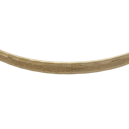 Bring timeless elegance and subtle detail to your jewellery collection with this pre-owned 9ct yellow solid gold patterned bangle, a classic piece designed for effortless everyday wear.

Design: The bangle features a refined patterned finish with a slim 4mm width, offering understated texture while maintaining a clean and elegant profile.
Material: Made from solid 9-carat yellow gold, the warm golden tone gives the bangle a timeless and versatile appeal.
