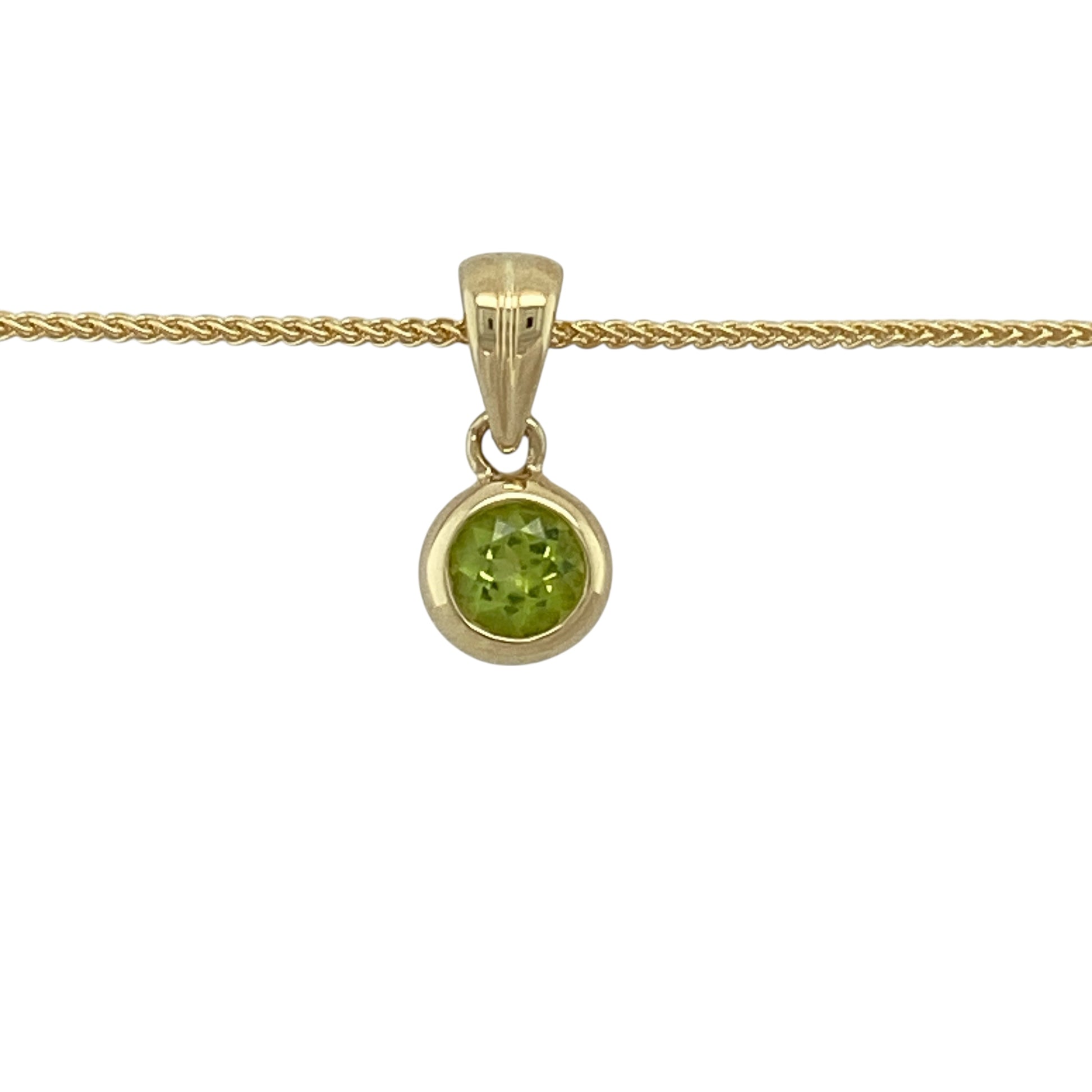 Bring fresh colour and refined elegance to your jewellery collection with this pre-owned 9ct yellow gold and peridot rubover pendant necklace, a graceful piece perfect for everyday wear or subtle occasion styling.

Design: The necklace features a vibrant round peridot displayed in a smooth rubover-style surround, suspended from a classic wheat chain for a timeless and balanced look.
Material: Made from 9-carat yellow gold, the warm golden tone beautifully complements the vivid green of the peridot.