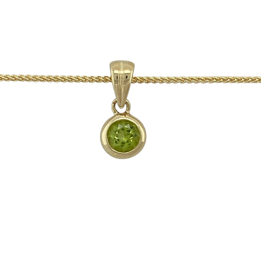 Bring fresh colour and refined elegance to your jewellery collection with this pre-owned 9ct yellow gold and peridot rubover pendant necklace, a graceful piece perfect for everyday wear or subtle occasion styling.

Design: The necklace features a vibrant round peridot displayed in a smooth rubover-style surround, suspended from a classic wheat chain for a timeless and balanced look.
Material: Made from 9-carat yellow gold, the warm golden tone beautifully complements the vivid green of the peridot.