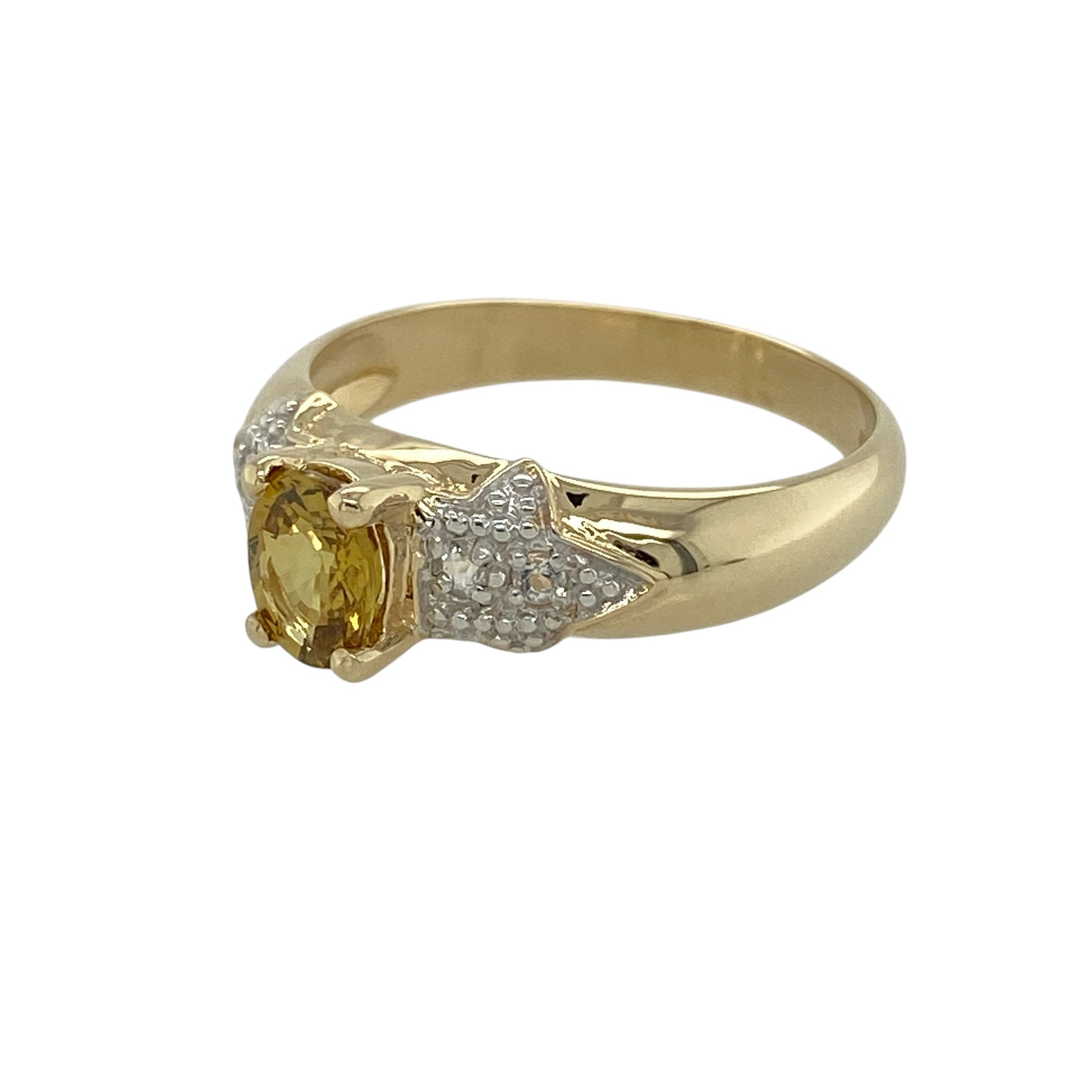 Bring warm colour and refined elegance to your jewellery collection with this pre-owned 9ct yellow gold Mali garnet and white topaz set ring, a beautifully balanced design with distinctive charm.

Design: This ring features an oval yellow Mali garnet at the centre, complemented by white topaz accents that enhance the stone’s golden hues and add gentle sparkle.