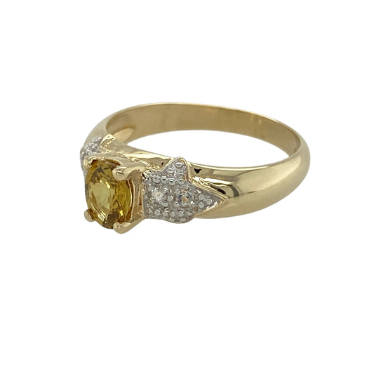 Bring warm colour and refined elegance to your jewellery collection with this pre-owned 9ct yellow gold Mali garnet and white topaz set ring, a beautifully balanced design with distinctive charm.

Design: This ring features an oval yellow Mali garnet at the centre, complemented by white topaz accents that enhance the stone’s golden hues and add gentle sparkle.