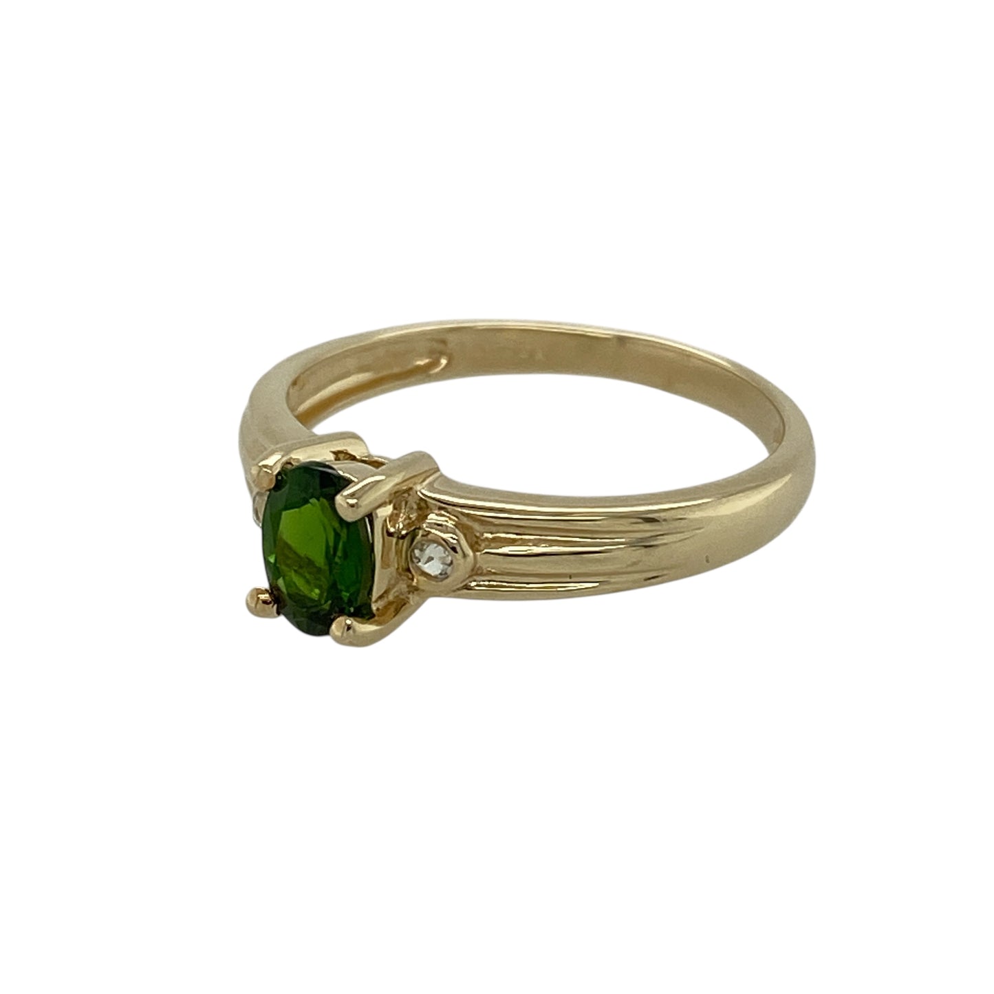 Bring vivid green colour and refined elegance to your jewellery collection with this pre-owned 9ct yellow gold Russian diopside and white topaz set ring, a distinctive piece with timeless charm.

Design: This ring features an oval Russian diopside at the centre, accented by white topaz stones that enhance the rich green hue and add subtle sparkle.
Material: Made from 9-carat yellow gold, the warm polished finish beautifully complements the vibrant tones of the diopside and the brilliance of the white topaz.