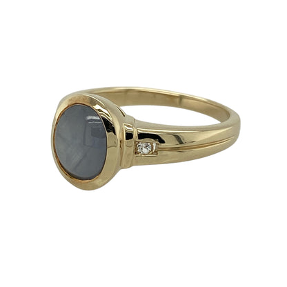 Bring captivating character and timeless elegance to your jewellery collection with this pre-owned 9ct yellow gold Sri Lankan star sapphire and white topaz set ring, a striking piece with natural beauty and refined sparkle.

Design: This ring features an oval Sri Lankan star sapphire at the centre, displaying its distinctive star-like effect, complemented by white topaz accents that enhance brilliance and balance the design.