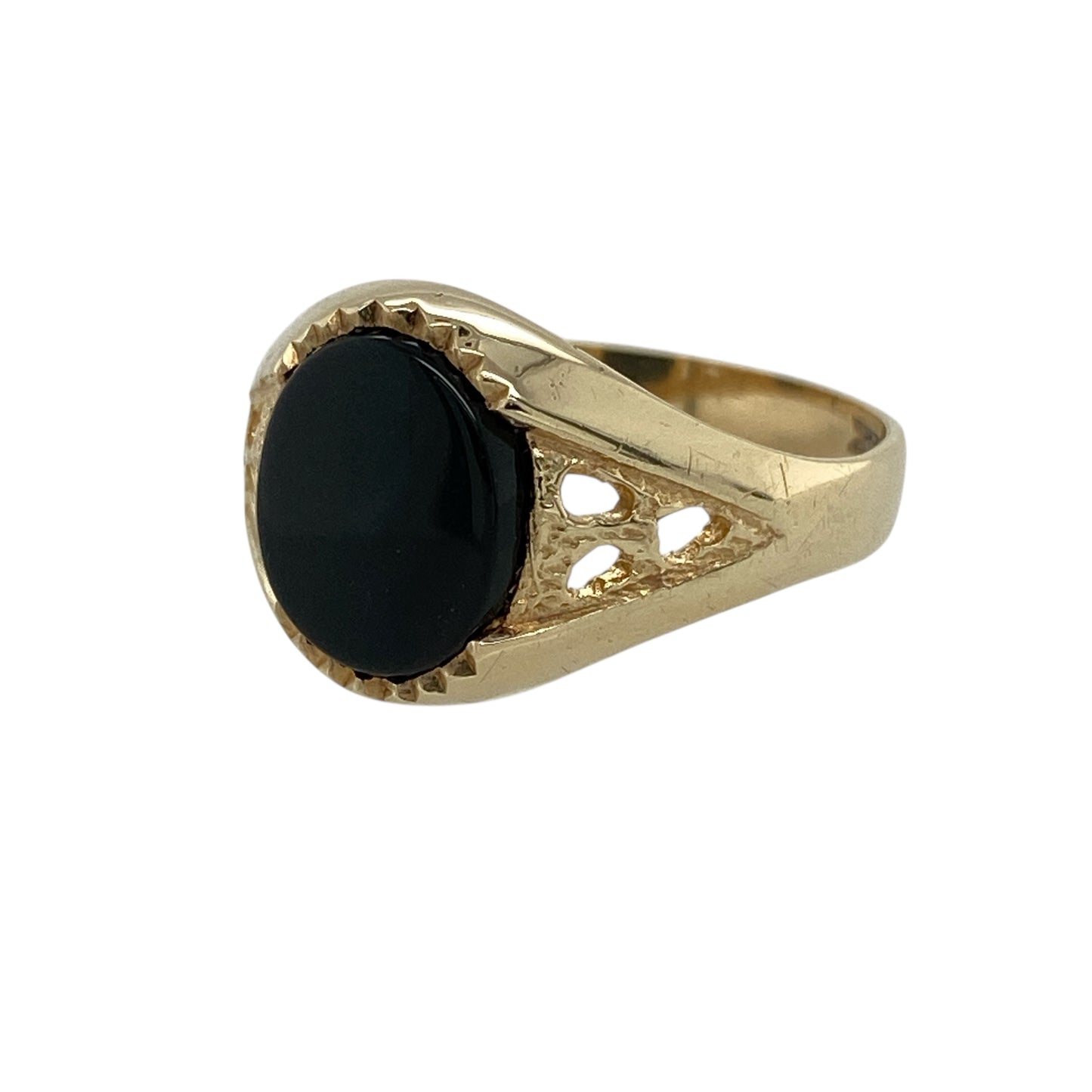 Bring classic contrast and refined character to your jewellery collection with this pre-owned 9ct yellow gold onyx set oval signet ring, a timeless design with elegant detailing.

Design: This ring features a polished oval onyx centre, creating a bold and sophisticated focal point, complemented by open-patterned shoulders that add decorative interest and depth.
Material: Made from 9-carat yellow gold, the warm polished finish beautifully contrasts with the deep black tone of the onyx.