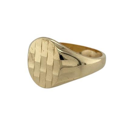 Bring classic styling and refined detail to your jewellery collection with this pre-owned 9ct yellow gold rectangle patterned oval signet ring, a timeless piece with strong character.

Design: This ring features an oval signet head decorated with a distinctive rectangular patterned design, creating visual texture while maintaining a traditional and elegant look.
Material: Made from 9-carat yellow gold, the warm polished finish enhances the pattern and the ring’s enduring appeal.