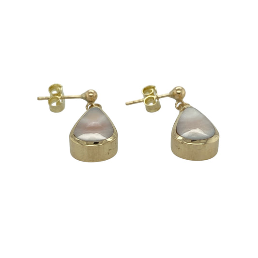 Bring soft iridescence and elegant movement to your jewellery collection with this pre-owned 9ct yellow gold mother of pearl teardrop drop earrings, a refined pair with timeless charm.

Design: These drop earrings feature graceful teardrop-shaped mother of pearl stones, offering a luminous finish and fluid movement that enhances their elegant silhouette.
Material: Made from 9-carat yellow gold, the warm polished tone beautifully complements the natural shimmer of the mother of pearl.