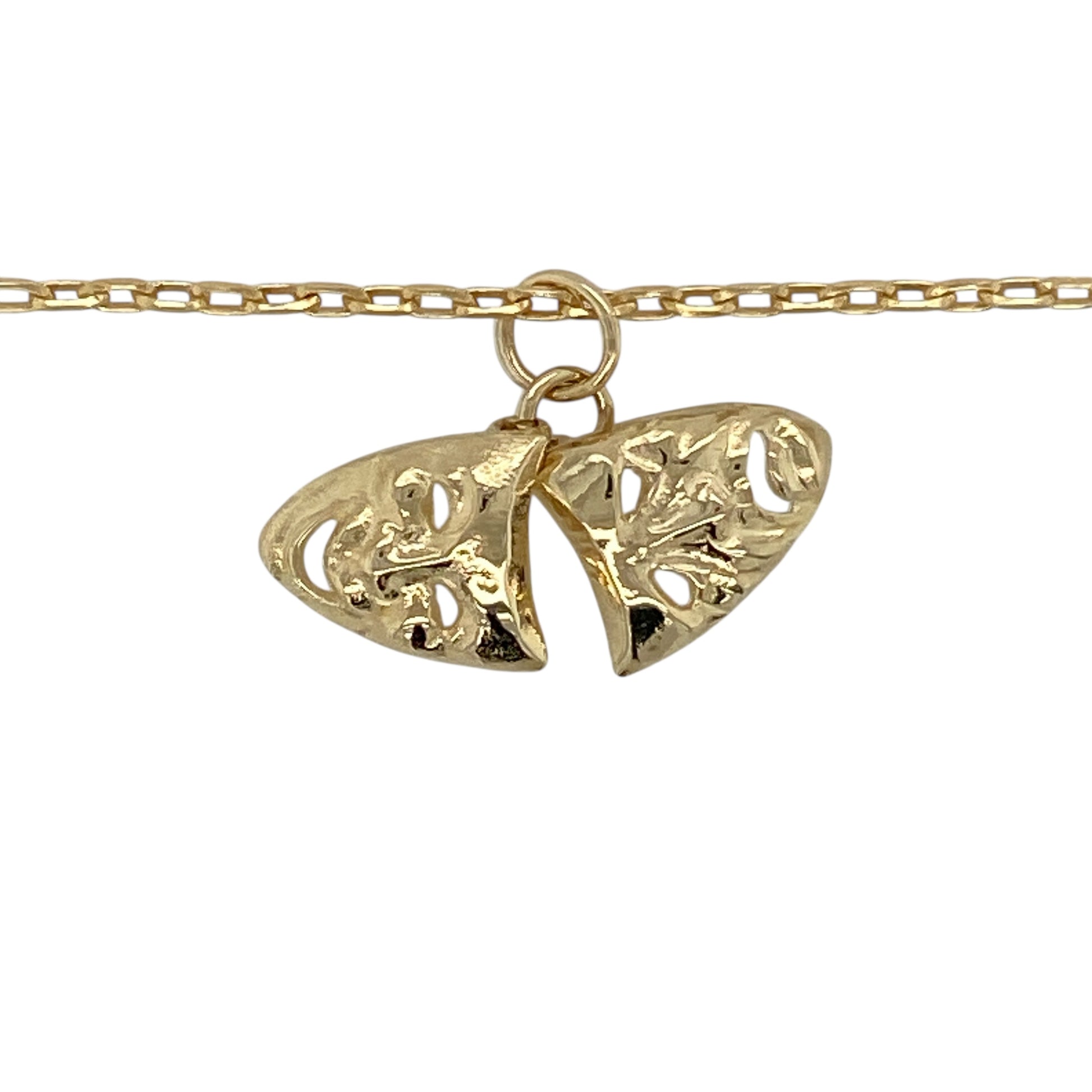 Bring theatrical symbolism and classic charm to your jewellery collection with this pre-owned 9ct yellow gold comedy and tragedy masks pendant necklace, a distinctive piece inspired by the timeless world of drama.

Design: The pendant features the iconic comedy and tragedy masks motif, symbolising theatre, performance, and the balance of emotion, suspended from a classic belcher chain for a traditional finish.