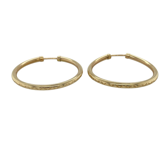 Bring subtle detail and timeless style to your jewellery collection with these pre-owned 9ct yellow gold patterned edge hoop earrings.

Design: The earrings feature a classic hoop shape with a delicately patterned edge, adding texture and interest while maintaining a clean and elegant look.
Material: Made from 9-carat yellow gold, the warm polished finish highlights the detailed edging beautifully.