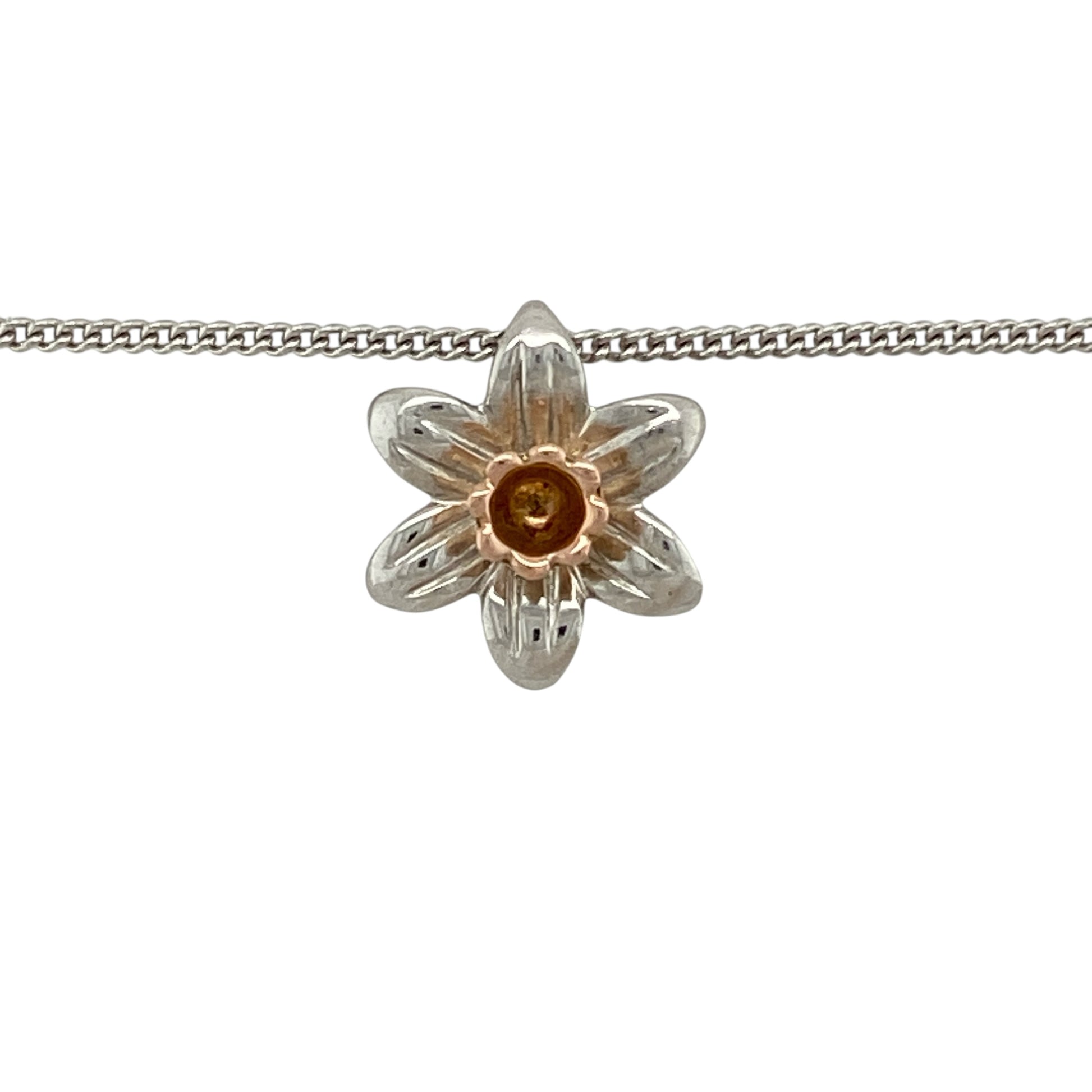 Bring symbolic beauty and Welsh heritage to your jewellery collection with this pre-owned 925 silver and 9ct rose gold Clogau daffodil pendant necklace.

Design: The pendant features the iconic Welsh daffodil motif, symbolising renewal and national pride, with a petite and elegant profile measuring approximately 1.6cm in length.
Material: Made from sterling silver with 9-carat rose gold detailing, the contrasting tones highlight the floral design and reflect Clogau’s signature style.