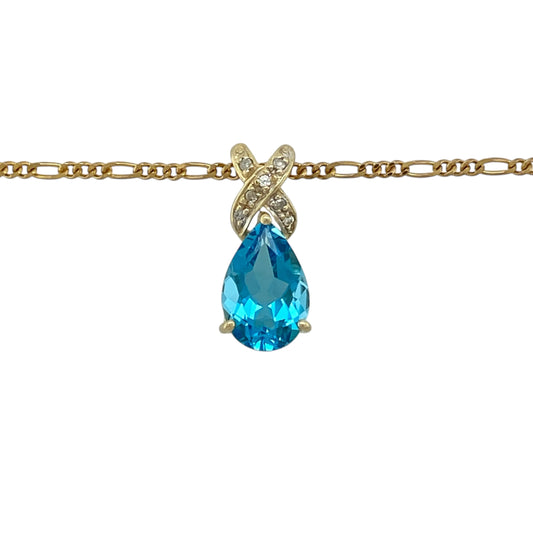 Bring elegant colour and refined sparkle to your jewellery collection with this pre-owned 9ct yellow gold diamond and blue topaz set pendant necklace.

Design: The pendant features a teardrop-shaped blue topaz measuring approximately 12mm by 8mm, beautifully complemented by a diamond-set kiss-shaped bail. The total pendant length is approximately 2cm including the bail, creating a graceful and eye-catching silhouette.