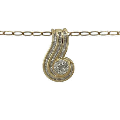 Bring flowing elegance and subtle sparkle to your jewellery collection with this pre-owned 9ct yellow gold diamond set swirl pendant necklace.

Design: The pendant features a graceful swirl design accented with sparkling diamonds, measuring approximately 1.8cm in length to create a refined and eye-catching focal point.
Material: Made from 9-carat yellow gold, the warm polished finish beautifully complements the brilliance of the diamonds.