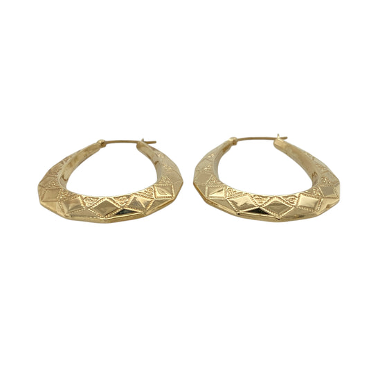 Bring classic style with decorative detail to your jewellery collection with these pre-owned 9ct yellow gold patterned oval creole earrings.

Design: The earrings feature an elegant oval creole shape with patterned detailing, adding texture and visual interest to a timeless hoop style.
Material: Made from 9-carat yellow gold, the warm polished finish beautifully highlights the patterned surface.