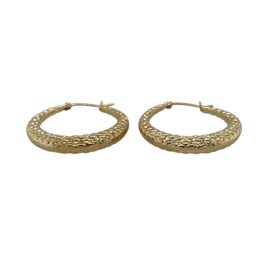 Bring subtle detail and timeless style to your jewellery collection with these pre-owned 9ct yellow gold textured hoop creole earrings.

Design: The earrings feature a classic hoop creole shape with a textured finish, adding depth and visual interest to a clean and elegant silhouette.
Material: Made from 9-carat yellow gold, the warm polished finish beautifully highlights the textured detailing.