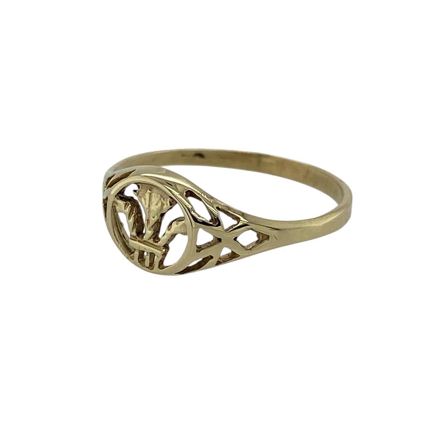 Bring heritage-inspired style and understated elegance to your jewellery collection with this pre-owned 9ct yellow gold Welsh open three feathers signet ring, featuring a classic symbol in a refined and wearable design.

Design: The ring displays the traditional Welsh three feathers motif in an open signet style, with the front measuring approximately 7mm in height and open-style shoulders that give the piece a lighter, contemporary feel.