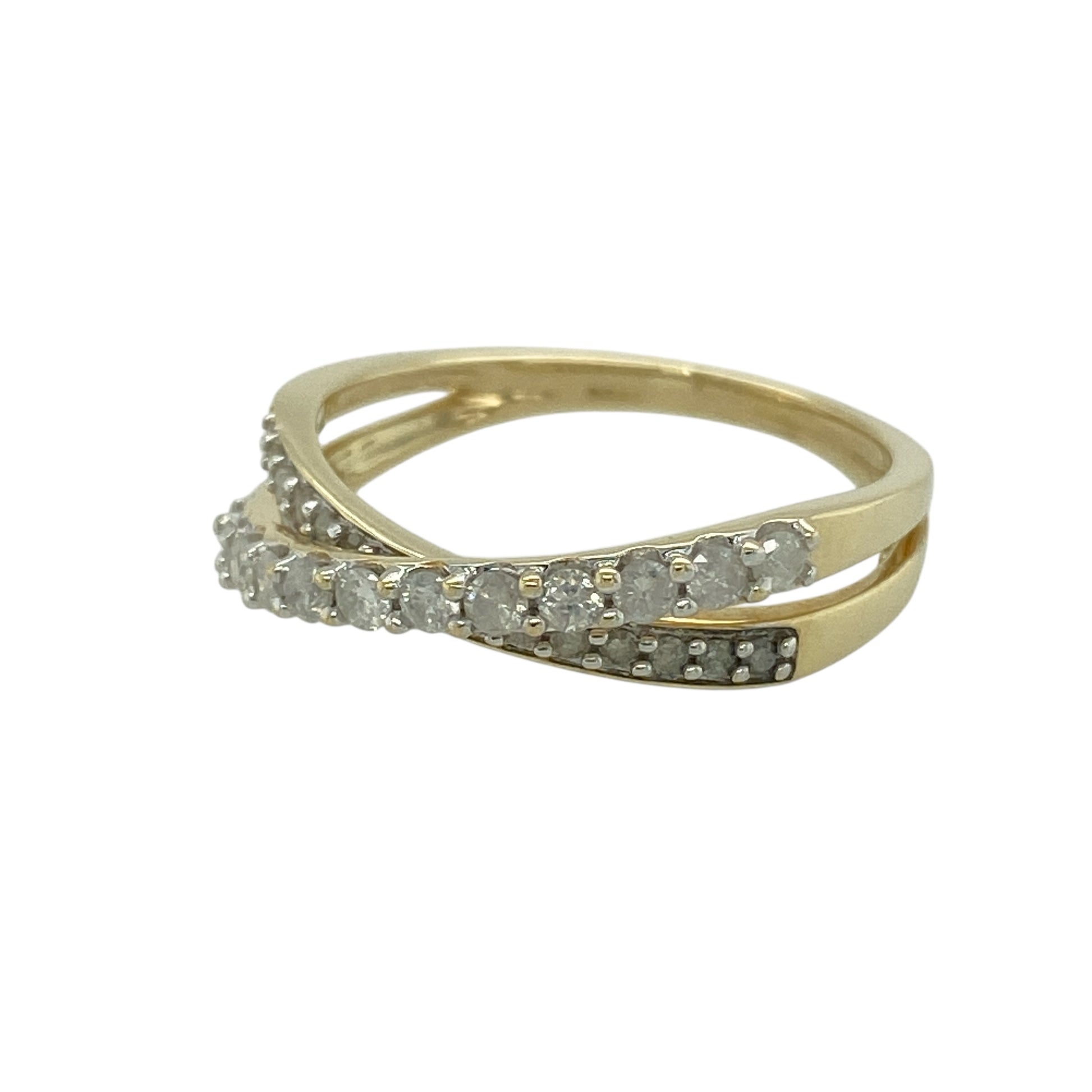 Bring graceful movement and subtle sparkle to your jewellery collection with this pre-owned 9ct yellow gold diamond set crossover band ring, offering a timeless design with elegant detailing—perfect for everyday wear or special occasions.

Design: The ring features a classic crossover band style accented with diamonds, creating a flowing and eye-catching look. The front of the band measures approximately 4mm in width, giving it a refined yet noticeable presence.