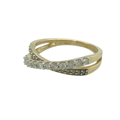 Bring graceful movement and subtle sparkle to your jewellery collection with this pre-owned 9ct yellow gold diamond set crossover band ring, offering a timeless design with elegant detailing—perfect for everyday wear or special occasions.

Design: The ring features a classic crossover band style accented with diamonds, creating a flowing and eye-catching look. The front of the band measures approximately 4mm in width, giving it a refined yet noticeable presence.