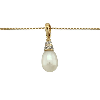 Bring classic elegance and soft lustre to your jewellery collection with this pre-owned 18ct yellow gold diamond and pearl set pendant necklace, combining timeless materials with refined sparkle—perfect for everyday wear or special occasions.

Design: The pendant features a graceful design accented with a pearl and diamond detail, creating a beautifully balanced and elegant look. The pendant measures approximately 2.1cm in length including the bail, offering a delicate yet noticeable presence.