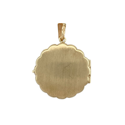 Treasure your memories in timeless style with this pre-owned 9ct yellow gold patterned round locket—elegant detail with sentimental charm.

Design: This round locket features intricate engraved patterning on the front, framed by a delicate scalloped edge that adds vintage-inspired elegance and texture.
Material: Made from 9-carat yellow gold, the polished finish enhances the ornate detailing and provides a rich, warm glow.
