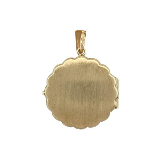 Treasure your memories in timeless style with this pre-owned 9ct yellow gold patterned round locket—elegant detail with sentimental charm.

Design: This round locket features intricate engraved patterning on the front, framed by a delicate scalloped edge that adds vintage-inspired elegance and texture.
Material: Made from 9-carat yellow gold, the polished finish enhances the ornate detailing and provides a rich, warm glow.
