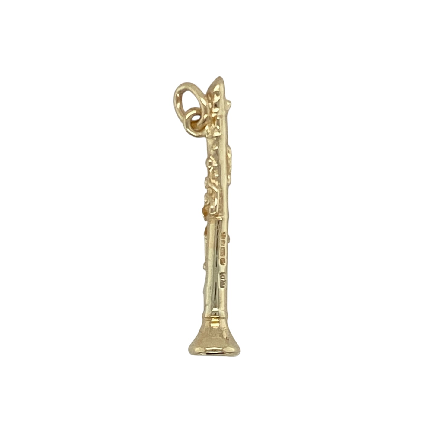 Celebrate musical passion with this pre-owned 9ct yellow gold clarinet charm/pendant—perfect for musicians, collectors, or anyone with a love for melody and detail.

Design: The charm features a miniature clarinet design with realistic detailing, capturing the essence of the instrument in a finely crafted form.
Material: Made from 9-carat yellow gold, the polished finish adds a warm glow that highlights the intricate workmanship.
