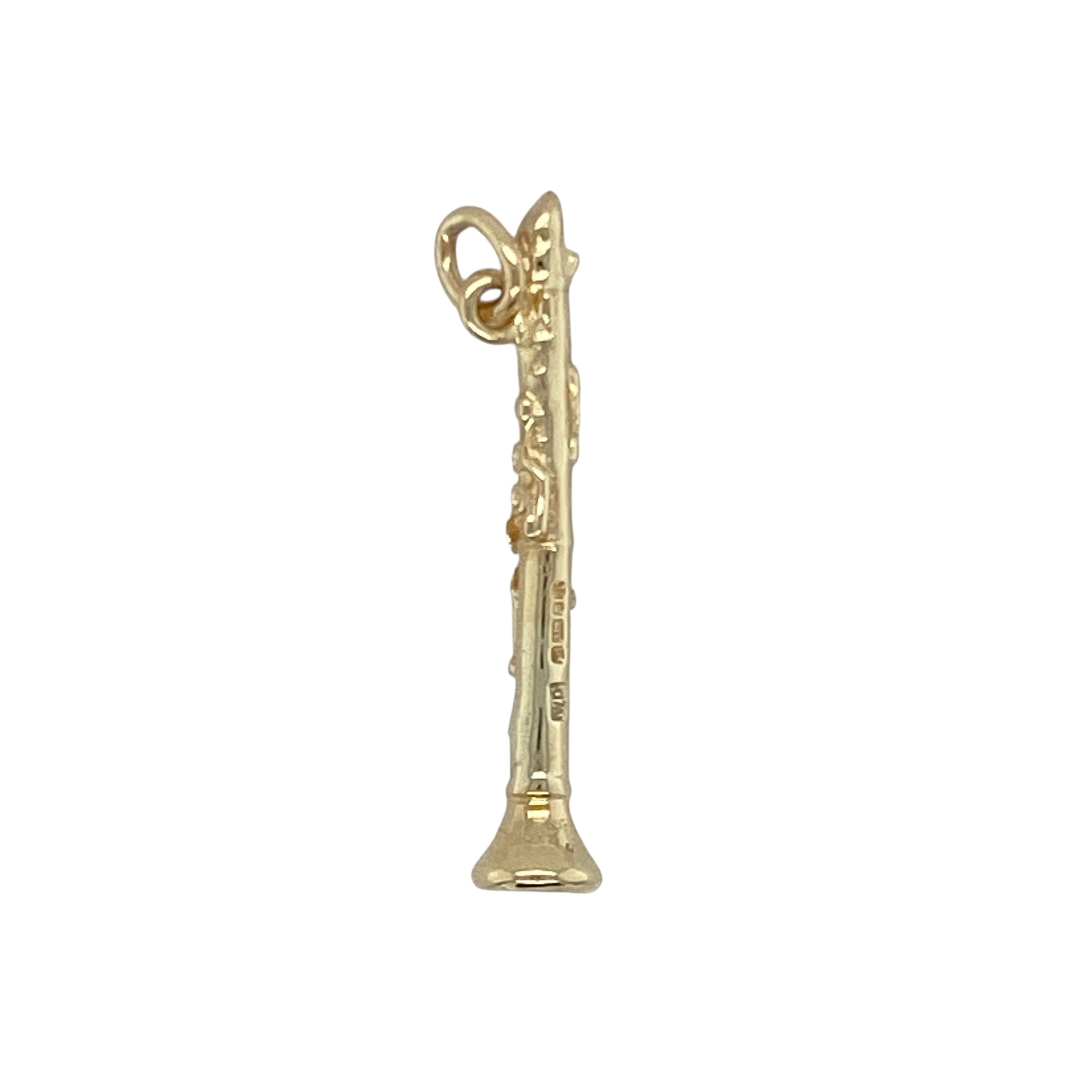 Celebrate musical passion with this pre-owned 9ct yellow gold clarinet charm/pendant—perfect for musicians, collectors, or anyone with a love for melody and detail.

Design: The charm features a miniature clarinet design with realistic detailing, capturing the essence of the instrument in a finely crafted form.
Material: Made from 9-carat yellow gold, the polished finish adds a warm glow that highlights the intricate workmanship.
