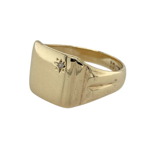 Bring bold style and refined sparkle to your jewellery collection with this pre-owned 9ct yellow gold diamond square signet ring—perfect for a confident statement with timeless appeal.

Design: The ring features an 11mm high square face set with a single diamond, combining clean lines with a touch of brilliance for a balanced and elegant look.
Material: Made from 9-carat yellow gold, the polished finish enhances the warm golden tone and the sparkle of the diamond.
