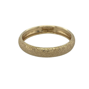 Bring subtle shimmer and golden elegance to your collection with this pre-owned 9ct yellow gold textured sparkle band ring—a refined piece with timeless appeal.

Design: The ring features a 3mm wide band with a textured sparkle finish, adding light-catching detail to a classic style.
Material: Made from 9-carat yellow gold, the polished surface enhances the textured design and provides lasting shine.
