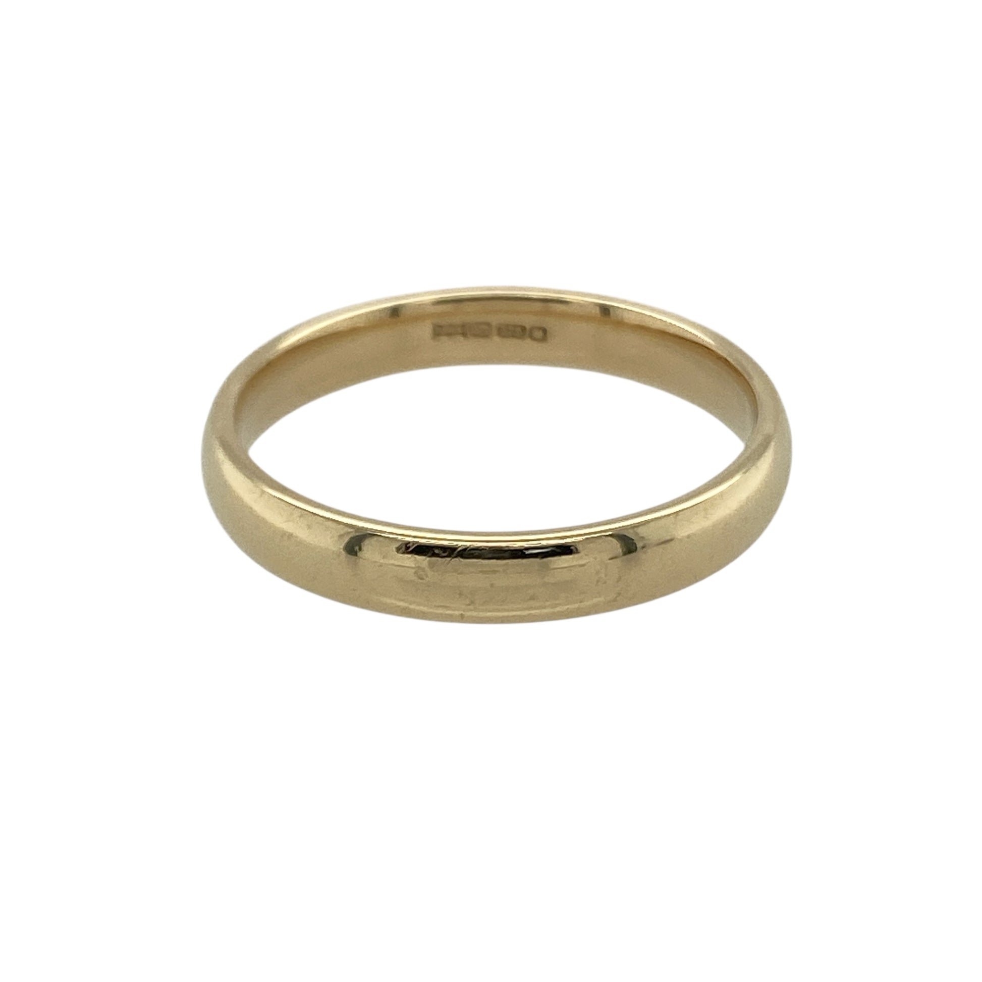 Bring classic simplicity and timeless elegance to your collection with this pre-owned 9ct yellow gold 3mm wedding band—an essential piece designed for everyday wear.

Design: Featuring a traditional 3mm-wide band, the ring offers a smooth, refined profile that suits any style.
Material: Made in 9-carat yellow gold, the polished finish provides a warm and classic shine.
Ring Detail: Its understated design makes it ideal as a wedding band, stacking ring, or minimalist daily piece.